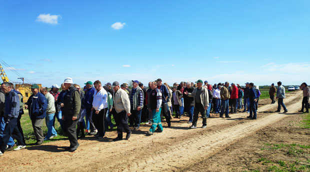 Копање глине би прогутало њиве
